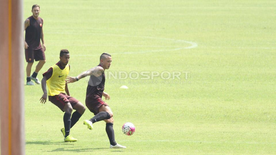 Aksi gelandang As Roma berdarah Indonesia, Radja Nainggolan (kanan) saat berduel dengan rekan satu timnya, disaksikan kapten Roma, Fransesco Totti.